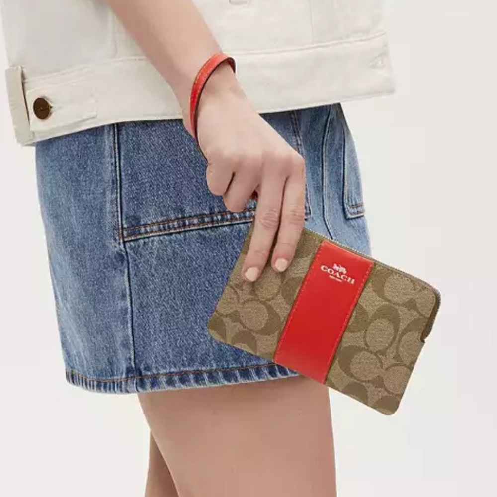 NWT Coach Corner Zip Wristlet In Signature Canvas - Picture 3 of 6